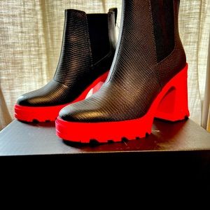 NEVER been worn Sorel ankle booties. Water proof.